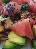 Simple ensalada ate con aguacate y tomate