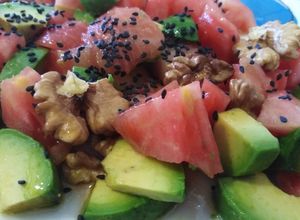 Una foto de Simple ensalada ate con aguacate y tomate