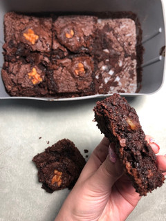 Una foto de Brownie con nueces en airfryer