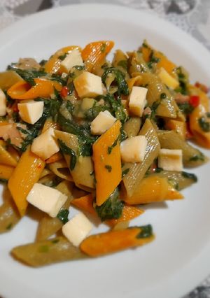 Una foto de Fideo colores con salsa de espinaca y pollo