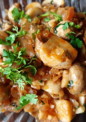 गार्लिक मशरूम (garlic mushroom recipe in marathi) रेसिपी चे मुख्य फोटो 