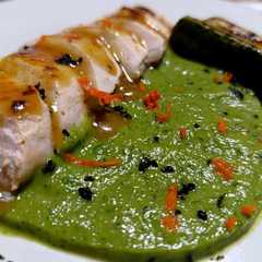 Foto di Petto di pollo, arancia tarocco e zucchine in doppia consistenza