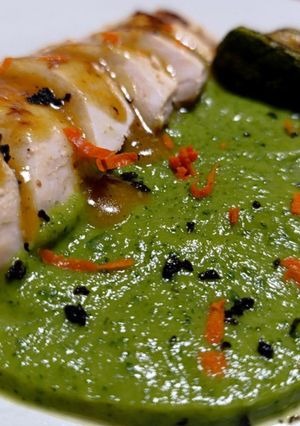 Foto di Petto di pollo, arancia tarocco e zucchine in doppia consistenza