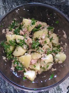 Una foto de Patata cocida con atún y perejil