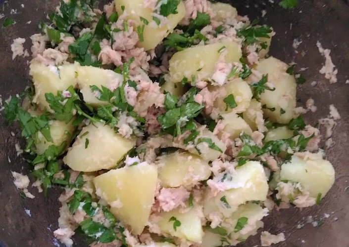 Manera fácil Hacer  Patata cocida con atún y perejil