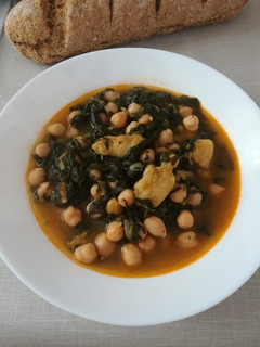 Una foto de Potaje de Vigilia: Garbanzos con espinacas y bacalao