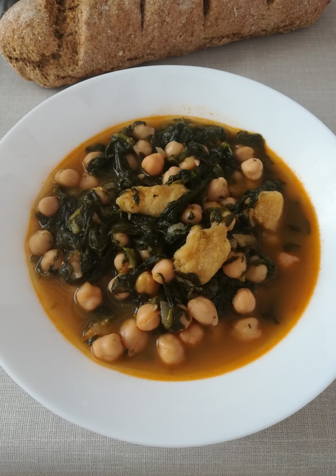 Una foto de Potaje de Vigilia: Garbanzos con espinacas y bacalao