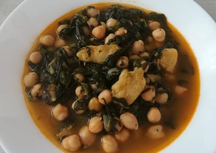 Potaje de Vigilia: Garbanzos con espinacas y bacalao