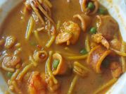 Una foto de cazuela de fideos con marisco