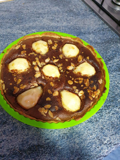 Una foto de Tarta de chocolate con pera y almendras