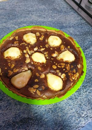 Una foto de Tarta de chocolate con pera y almendras