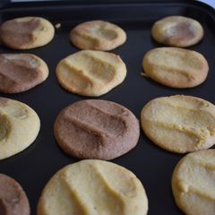 A picture of Flaky Lemon Vanilla Cookies.