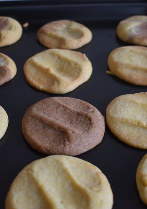 A picture of Flaky Lemon Vanilla Cookies.