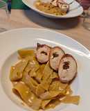 Bacon-be göngyölt csirkemell rolád fetával és aszalt paradicsommal töltve, gorgonzolás pappardelle