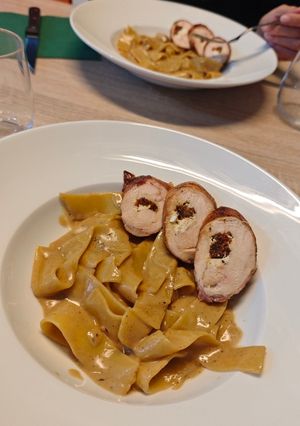 Bacon-be göngyölt csirkemell rolád fetával és aszalt paradicsommal töltve, gorgonzolás pappardelle recept fotója