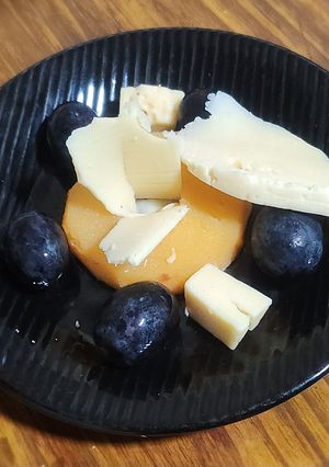 Una foto de Membrillo asados con queso y uvas