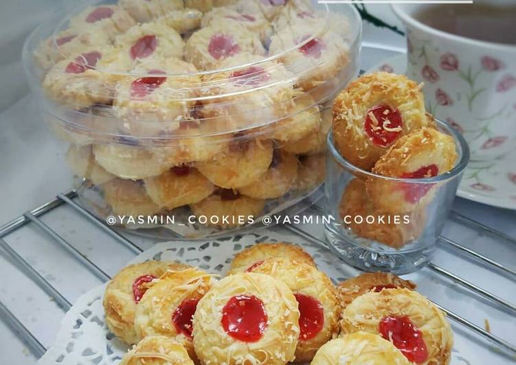 Langkah Mudah untuk Membuat Strawberry thumbprint cookies yang Enak