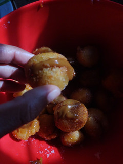 Una foto de Bolitas de churro con dulce de leche😋