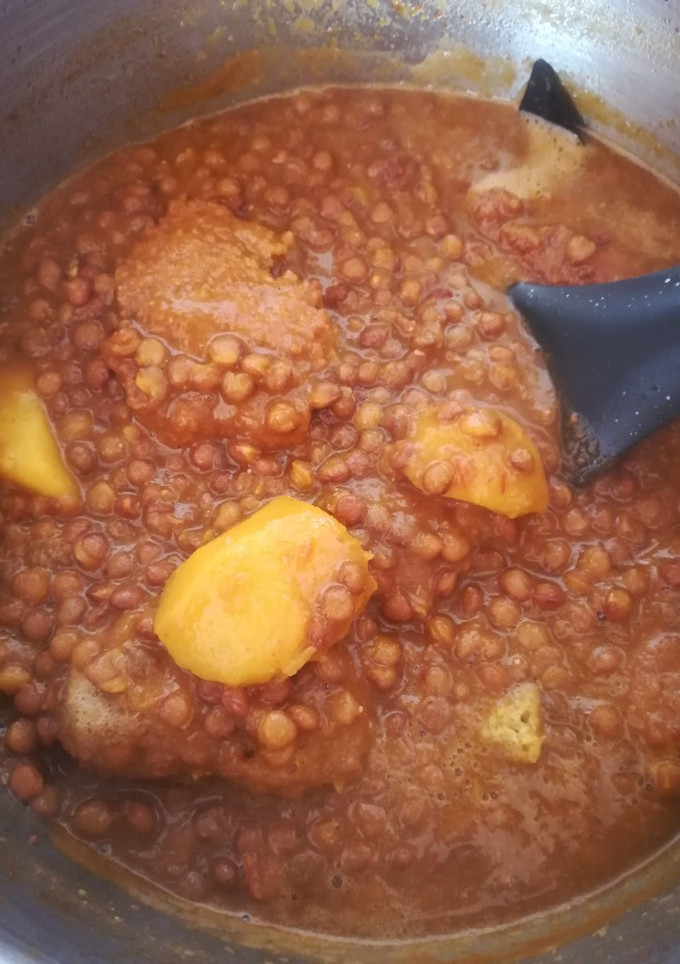 Una foto de Lentejas con patatas y pacenillos 😋
