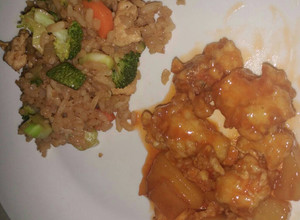Una foto de Arroz Chino Frito y Pollo agridulce