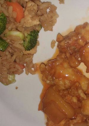 Una foto de Arroz Chino Frito y Pollo agridulce