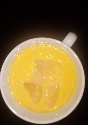 A picture of 🥭 🍌mango banana smoothie.