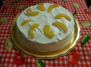 Una foto de pastel de durazno y nueces en