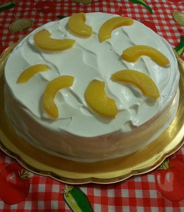 Una foto de Pastel de durazno y crema