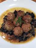 Albóndigas de carne y calamar con setas en salsa de boletus