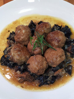 Una foto de Albóndigas de carne y calamar con setas en salsa de boletus
