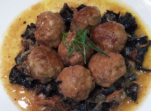 Una foto de Albóndigas de carne y calamar con setas en salsa de boletus