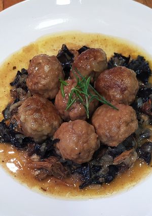 Una foto de Albóndigas de carne y calamar con setas en salsa de boletus