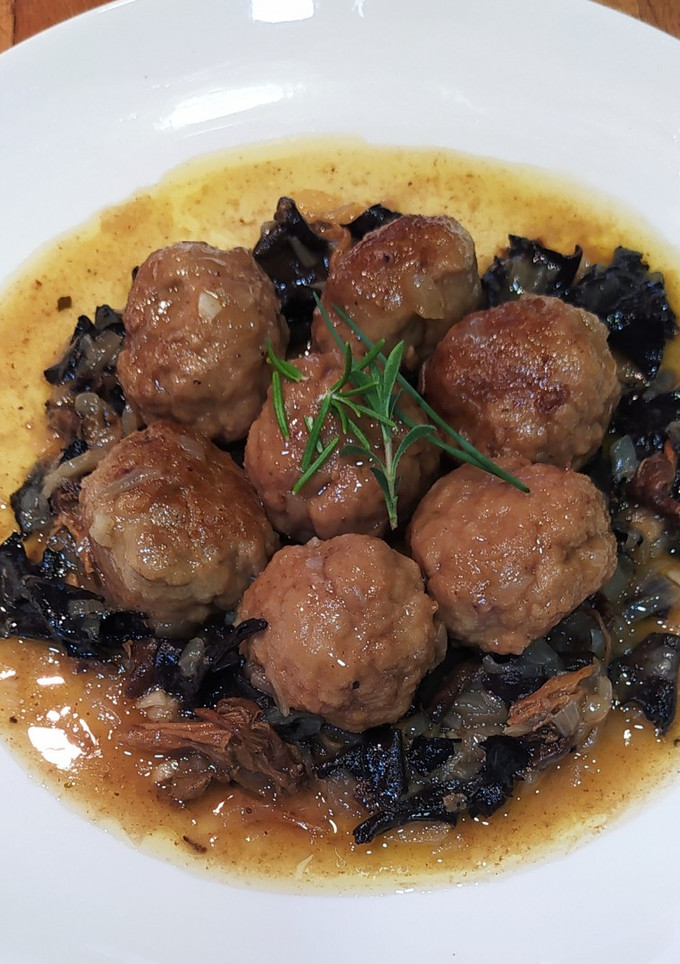 Una foto de Albóndigas de carne y calamar con setas en salsa de boletus