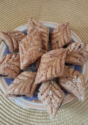 A picture of Maqrout Ez-Zeit (Semolina Date Cookies).