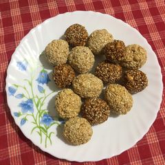 Til Gud Ladoo A picture of Til Gud Ladoo.