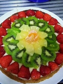 Una foto de Tarta de crema y fruta fresca