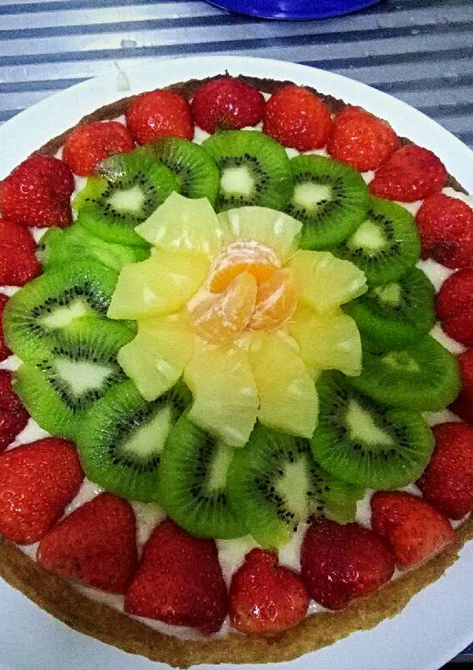 Una foto de Tarta de crema y fruta fresca