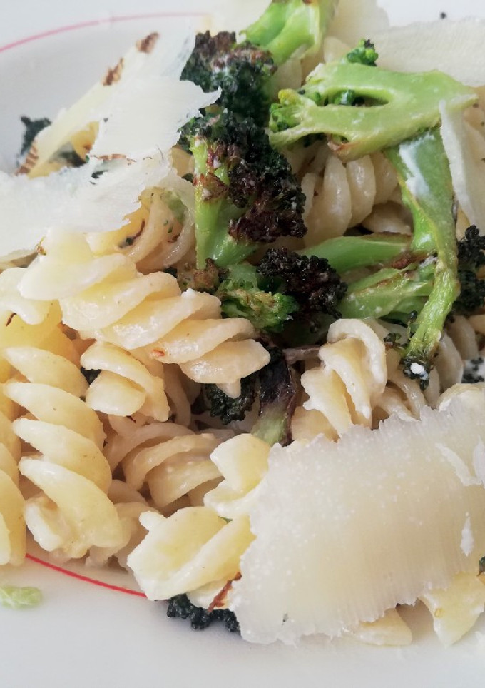 Una foto de Pasta con brócoli