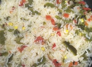 Una foto de Arroz con rajas, pimientos y elote