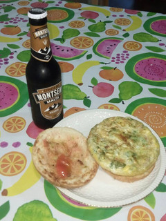 Una foto de Bocata de tortilla de emperador y verduras