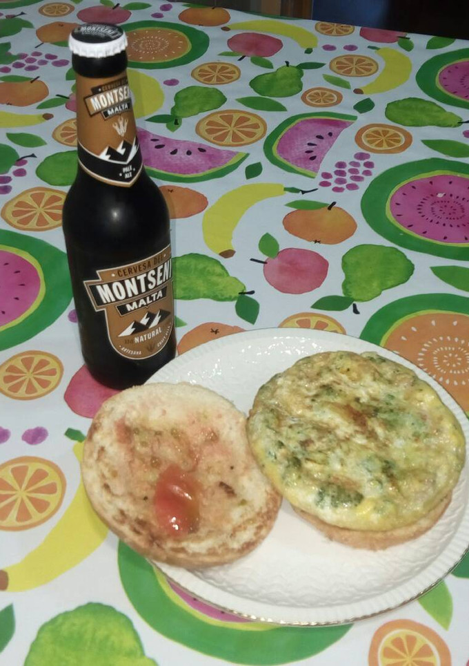 Una foto de Bocata de tortilla de emperador y verduras