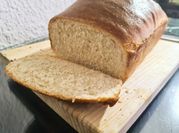 Una foto de pan de molde con masa madre