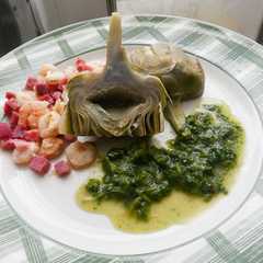 Una foto de Alcachofas con jamón y gambas
