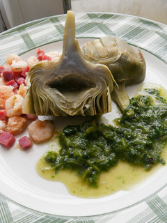 Una foto de Alcachofas con jamón y gambas