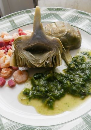 Una foto de Alcachofas con jamón y gambas