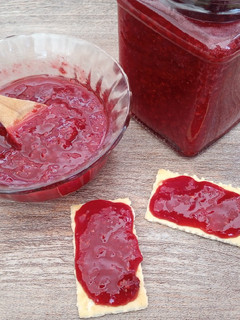 Una foto de Confitura de frutillas y frambuesas