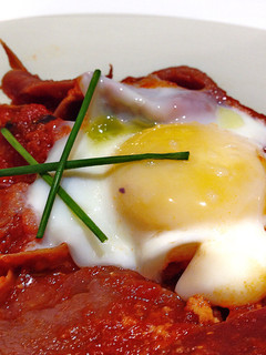 Una foto de Magras con tomate y huevos