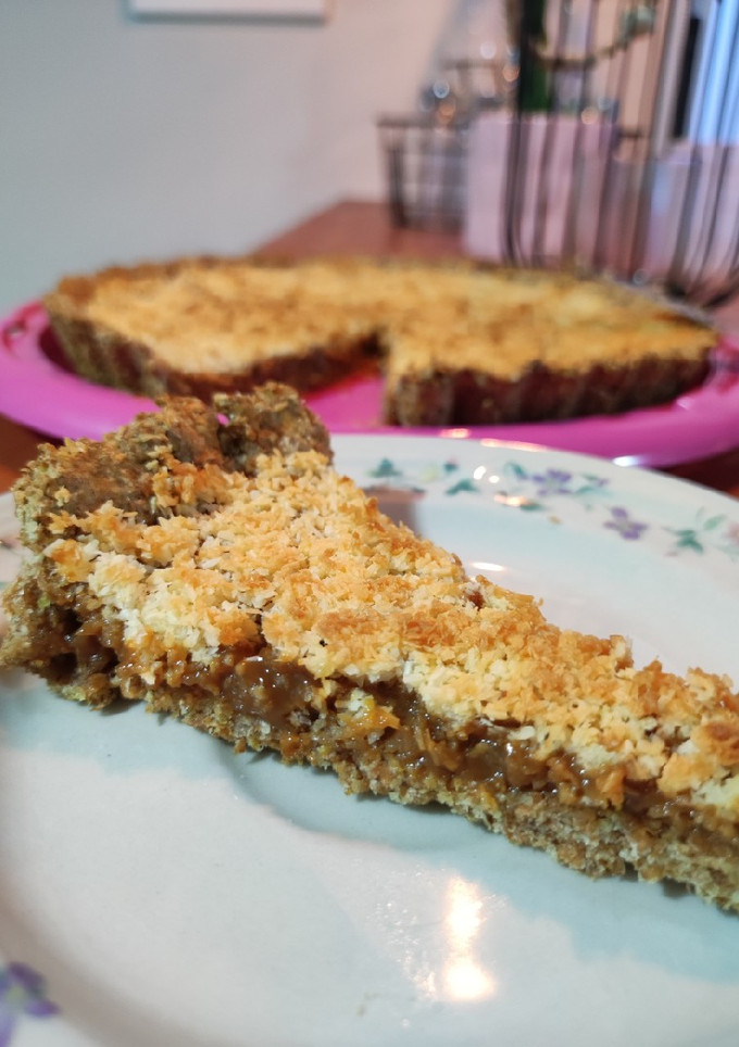 Una foto de Tarta integral saludable de coco y dulce de leche super fácil!