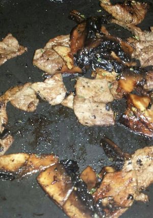 Una foto de Carne con hongos