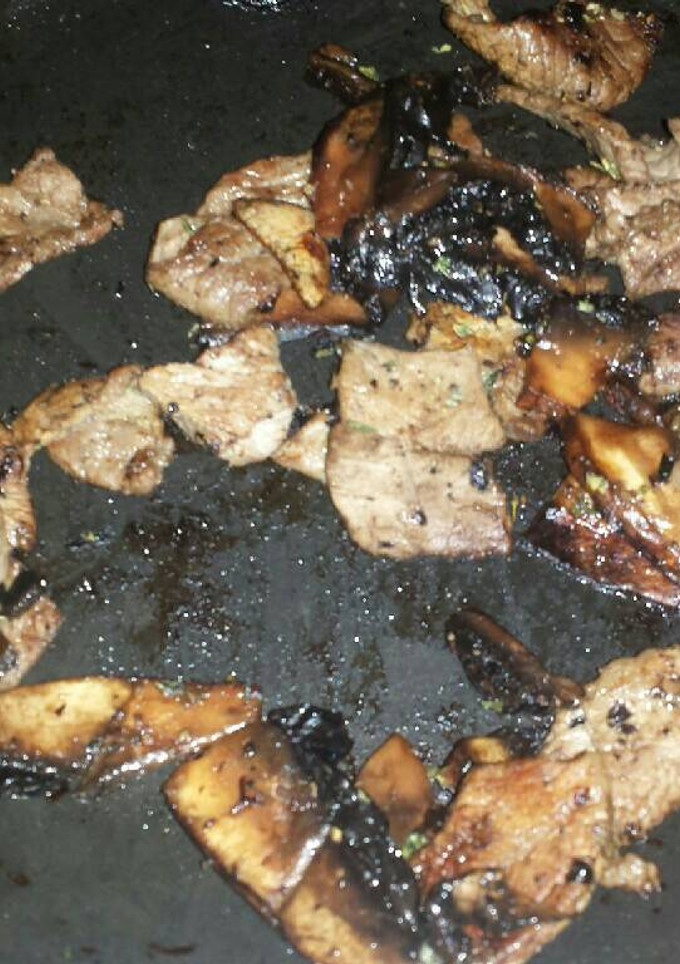 Una foto de Carne con hongos